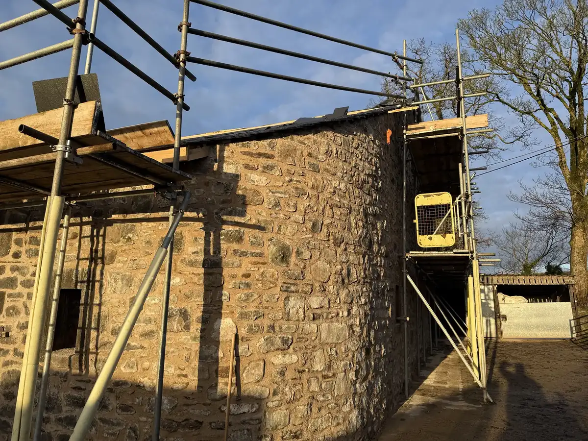 Stone roundhouse rebuild in traditional masonry