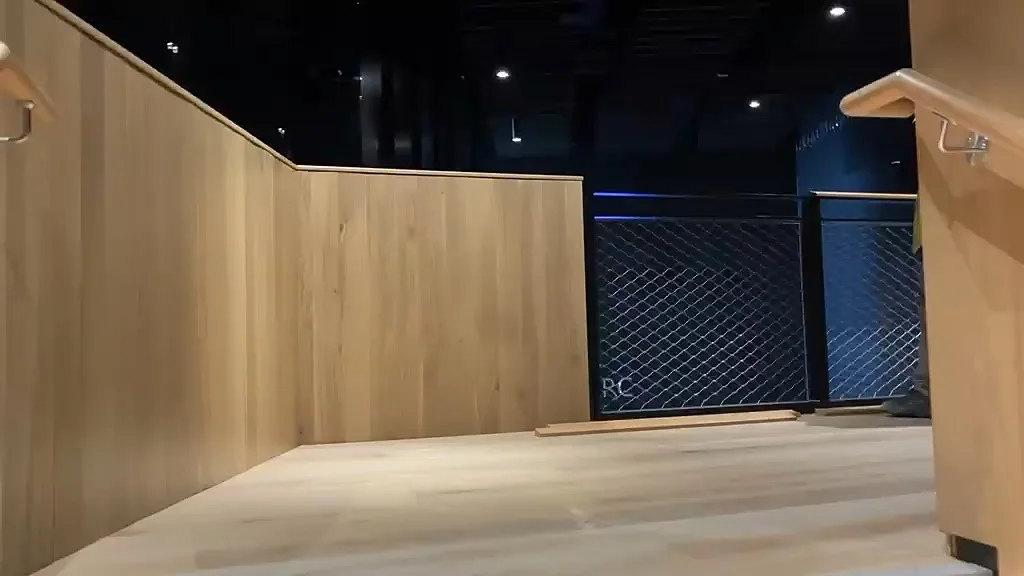 Top landing with oak-clad wall and steel mesh balustrade